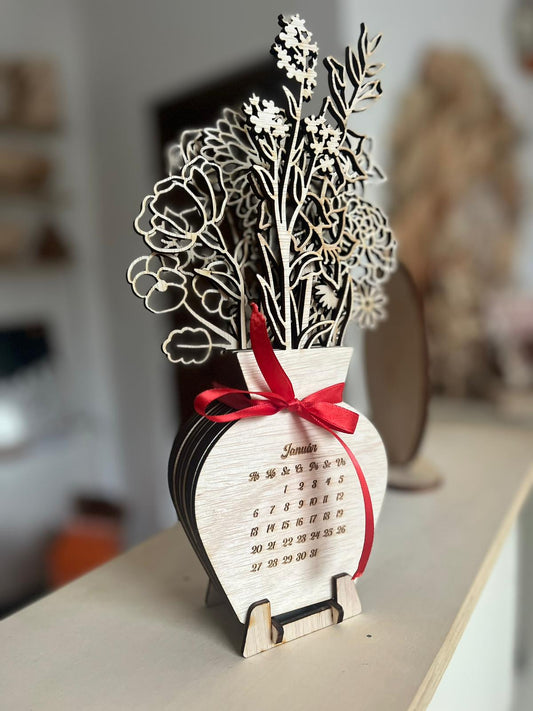 Vază din lemn cu Flori decorative și calendar