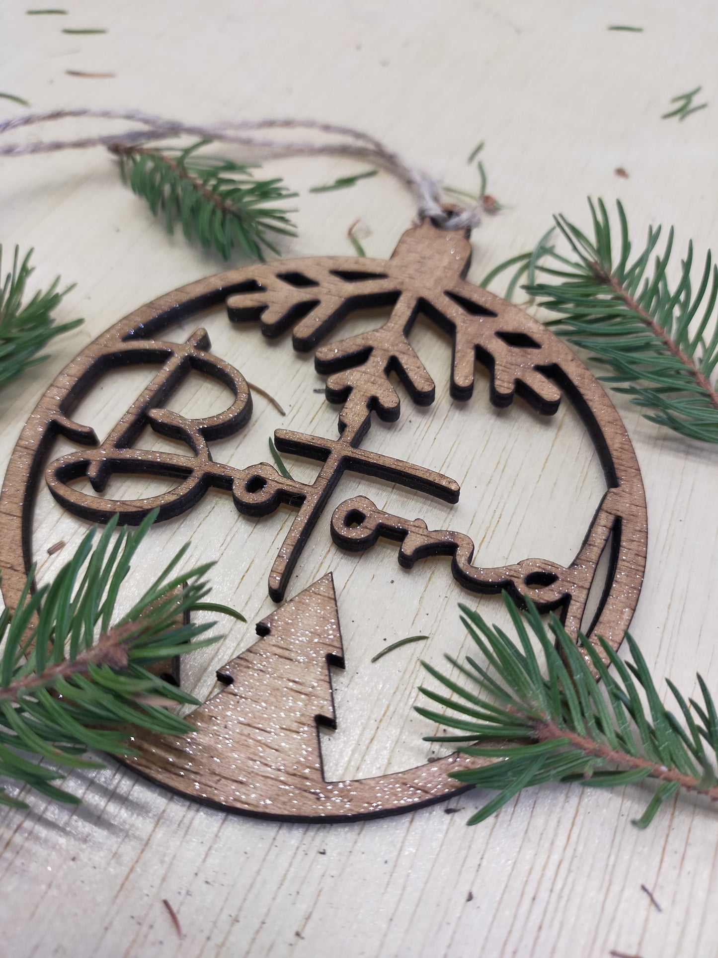 Ornament brad tip glob personalizat cu nume